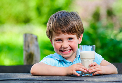 آشنایی با خواص شیر برای کودکان,فایده های شیر برای کودکان