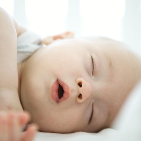 خوابیدن کودک با دهان باز,علت خوابیدن کودک با دهان باز,عوارض خوابیدن با دهان باز در کودکان