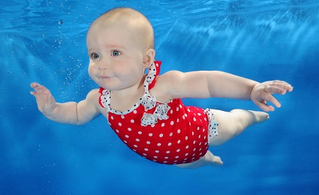 شنای کودکان زیر یک سال, علائم غرق شدن نوزاد, شنای نوزاد تازه متولد شده
