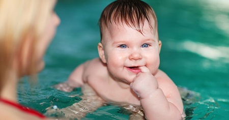 نکات ایمنی هنگام شنای نوزاد, شنا کردن نوزاد, روی آب ماندن نوزاد