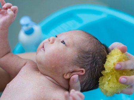  شستن نوزاد با بند ناف, نحوه شستن نوزادان قبل از افتادن بند ناف, استحمام نوزاد قبل از افتادن بند ناف