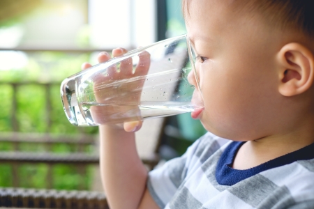 فواید نوشیدن آب برای کودکان,اهمیت نوشیدن آب برای کودکان