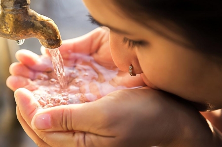 فواید نوشیدن آب برای کودکان,اثرات نوشیدن آب سالم برای کودکان
