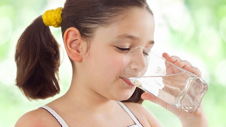 ویژگی های آب آشامیدنی سالم برای کودکان, فواید آب آشامیدنی برای بچه ها, آب لوله کشی شده برای نوزادان 