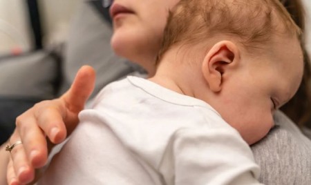 ترفندهایی برای یادگیری نحوه آروغ گرفتن نوزاد در خواب