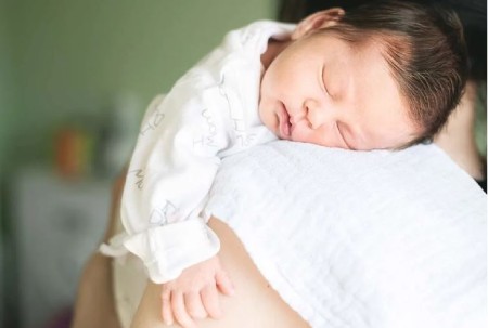 آموزش روش صحیح گرفتن آروغ نوزاد در خواب