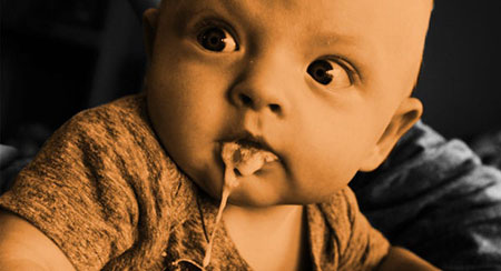 بالا آوردن شیر پنیری در نوزادان,علل بالا آوردن شیر پنیری در نوزادان