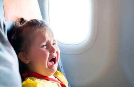 دلیل گریه های نوزاد در هواپیما چیست, دلایل گریه کردن کودکان در هواپیما,گریه بچه ها در هواپیما
