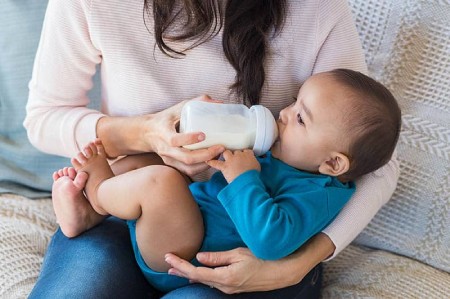 عوارض جدی دادن شیر سرد به نوزادان,دادن شیر سرد به نوزادان و کودکان,چرا شیر سرد برای کودک مضر است