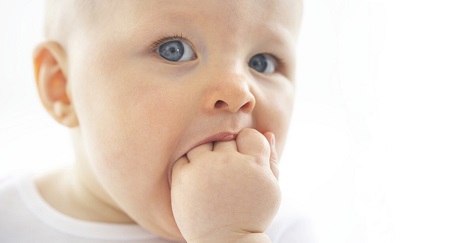چیزهایی که کودکان در دهان می گذارند , اشیای اطراف کودک
