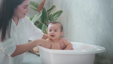 بهترین روش حمام‌دادن نوزاد بدون گریه