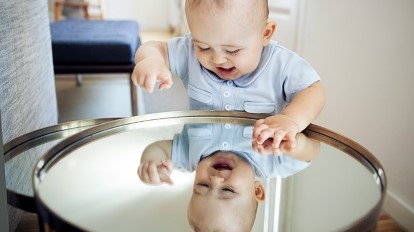 نگاه کردن نوزاد به آینه,فواید نگاه کردن نوزاد به آینه,خطرات نگاه کردن نوزاد به آینه