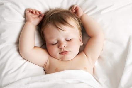  علت عرق کردن کودکان در خواب, دلایل عرق کردن کودکان در خواب, تعریق در خواب کودکان
