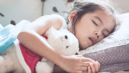 چرا سر کودکان در خواب عرق می کند,درمان خانگی عرق زیاد کودک در خواب,علل تعریق غیر طبیعی سر از نظر طب چینی