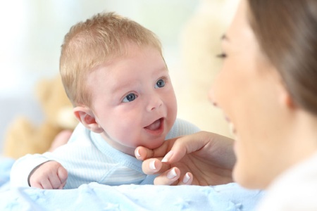 علت دیر گردن گرفتن نوزاد,تمرین گردن گرفتن نوزاد,عوامل موثر در گردن گرفتن نوزاد