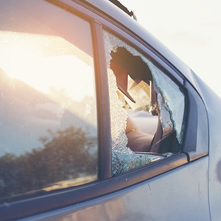 شیشه خودرو , علت ترک ناگهانی شیشه ماشین ,  علت شکستن شیشه ماشین