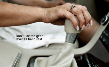 کارهایی که هنگام رانندگی با خودرو دستی نباید انجام بدهید