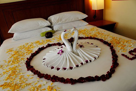 عکس تزیین تخت خواب عروس,تزئین تخت عروس به شکل قو