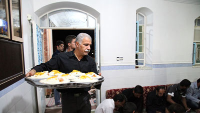 ماه محرم, نذری دادن به عزاداران امام حسین