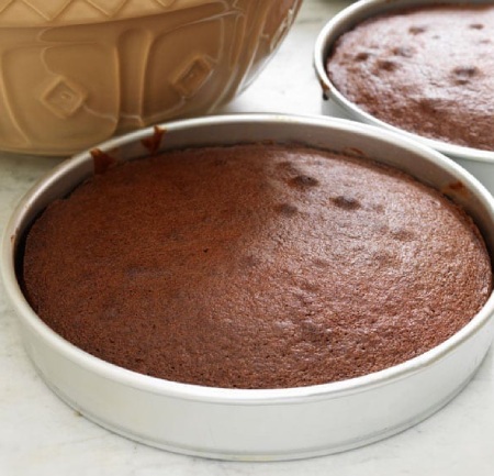 مراحل درست کردن کیک شکلاتی ساده
