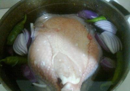 آموزش مرغ سوخاری,قرار دادن مرغ در قابلمه