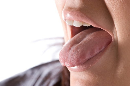 چرا در ماه رمضان دهانمان تلخ می شود؟/ راهکارهای رفع تلخی دهان