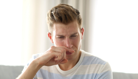 شستن روزانه با آب ولرم و صابون ملایم بهترین پیشگیری است بوی بد آلت تناسلی مردان, علت بوی بد آلت تناسلی