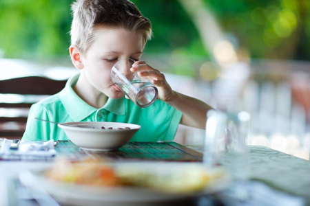نوشیدن آب در بین غذا,عوارض خوردن اب در بین غذا