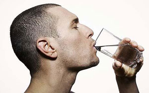 چرا زیاد نوشیدن آب لاغر می کند؟