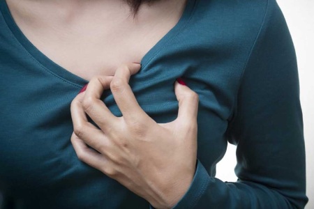 خارش سينه نشانه چيست علت خارش سینه