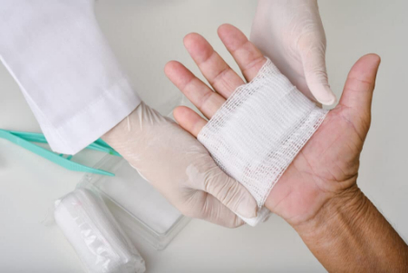 برای جدا کردن گاز استریل از زخم، ابتدا سرم نرمال سالین تهیه کنید جدا کردن گاز استریل از زخم, استفاده از سرم برای جدا کردن گاز استریل