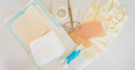 استفاده از گاز سیلیکونی خطر چسبیدن به زخم را به حداقل میرساند جدا کردن گاز استریل از زخم, استفاده از سرم برای جدا کردن گاز استریل