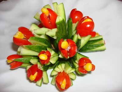 تزئين خيار و گوجه فرنگي مدل گل لاله