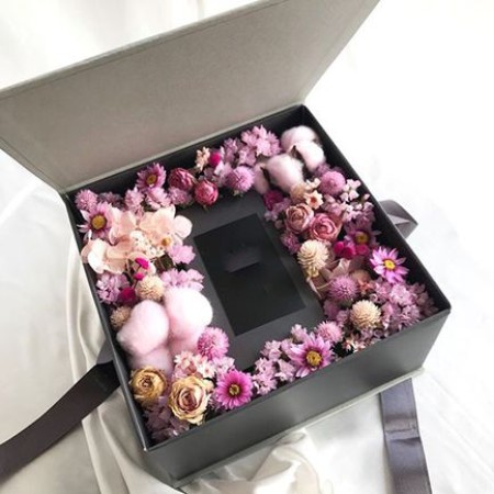 باکس گل لاکچری هدیه‌ای شیک و دلنشین,باکس گل لاکچری هدیه‌ای ارزشمند,باکس گل لاکچری یکی از زیباترین و شیک‌ترین هدایا