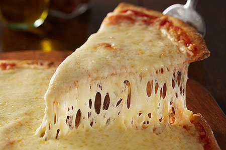 کش آمدن پنیر پیتزا, با رعایت این نکات پنیر پیتزایی کشدار تر داشته باشید,چی کار کنم پنیر پیتزا کش بیاد