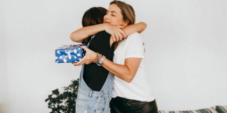 اشتباهات رایج در انتخاب هدیه برای مادر اشتباهات رایج در انتخاب هدیه برای مادر