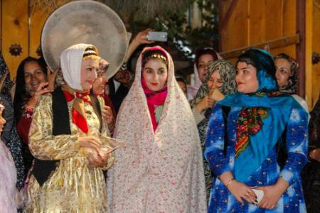 مراسم حنابندان آداب و رسوم عروسی ایرانی, لباس عروس سنتی