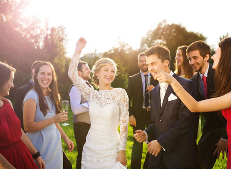 چی کار کنیم عروسیمون به همه خوش بگذره, چگونه در جشن عروسی کاری کنیم که به مهمان ها بیشتر خوش بگذره,روش های شاد کردن مهمانان در جشن عروسی