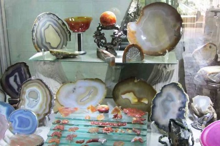 موزه سنگ و گوهر دریای نور, نمایشگاه سنگ‌های قیمتی در موزه دریای نور, تاریخچه موزه سنگ و گوهر دریای نور شیراز