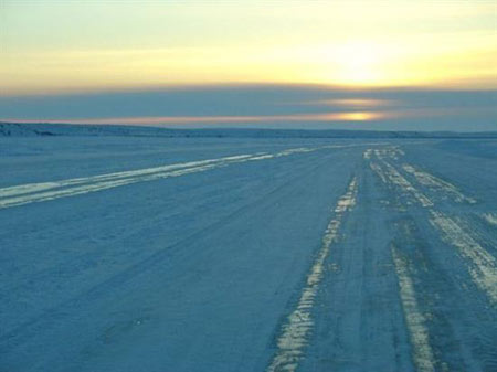 جاده یخی,جاده زمستانی Tuktoyaktuk,رودخانه