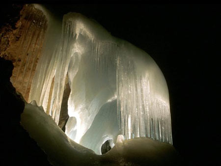 غار يخی,غار آيزرايسنولت,بزرگترين غار يخی جهان