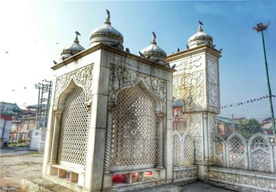 زیارتگاه حضرت‌ بال,زیارتگاه حضرت بال در کشمیر,مکانهای مذهبی
