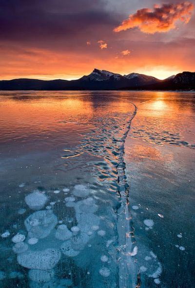 دریاچه Abraham,کوه ها راکی کانادا,حباب های منجمد هوا در دریاچه Abraham,عجایب گردشگری