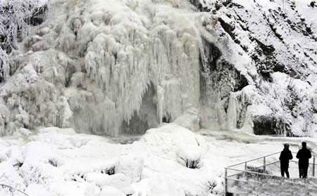 آبشارهای منجمد,جاذبه های طبیعی,آبشارهای یخی
