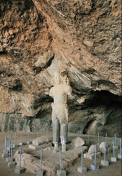 مجسمه شاپور در غار شاپور