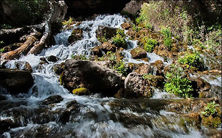 آبشار آب ملخ در شهرستان سمیرم