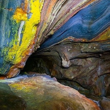 جزیره هرمز, غار رنگین کمان, غار رنگین کمان در جزیره هرمز