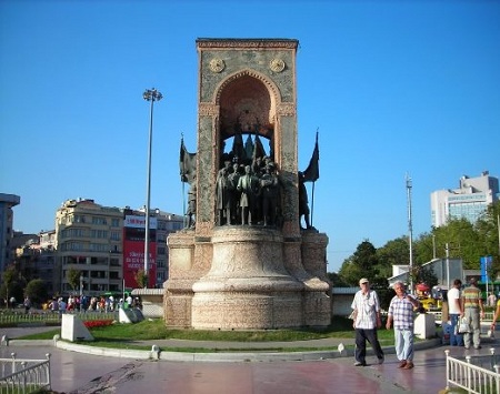 میدان تکسیم در استانبول, معماری تکسیم, خیابان استقلال در میدان تکسیم