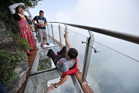 جاذبه های دیدنی چین,عجایب گردشگری در چین,پیاده روی روی شیشه