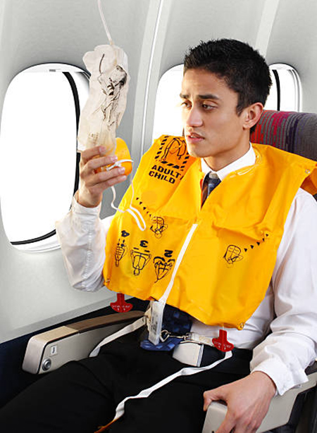 جلیقه نجات هواپیما زیر صندلی هر مسافر قرار دارد جلیقه نجات هواپیما, تجهیزات ایمنی هواپیما